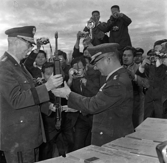 1968년 한국군 장비 현대화를 위해 김계원 육군참모총장이 주한유엔군사령관으로부터 M-16 자동소총과 헬리콥터를 인수. [사진 국가기록원]