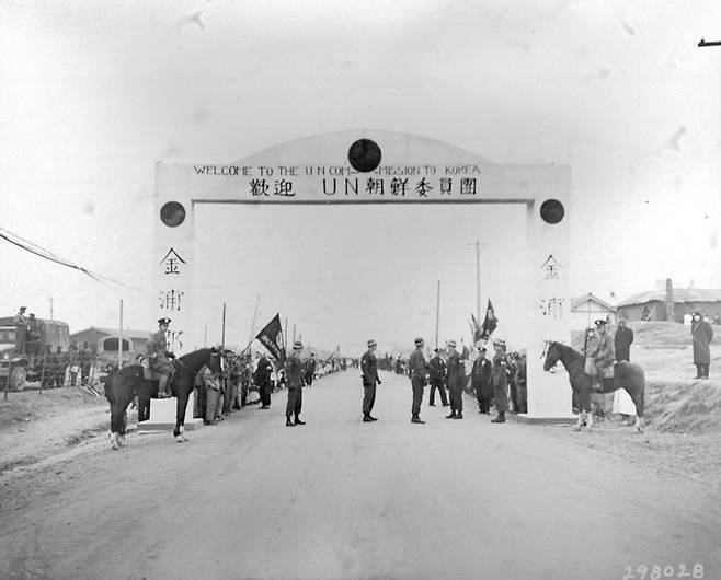 1948년 유엔한국임시위원단을 환영하기 위해 늘어선 인파. [사진 국가기록원]