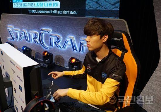 8일 서울시 서대문구 현대백화점 유플렉스 12층 제이드홀에서 코리아 스타크래프트 리그(KSL) 시즌2 16강 A조 승자전이 진행됐다. 경기 전 정윤종이 손을 풀고 있다.