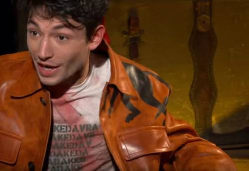 에즈라 밀러는&nbsp;인종차별적 질문을&nbsp;받은 수현보다 더 정색해&nbsp;키얼스티 플라를 무안하게 만들었다.