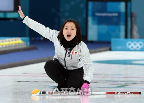 일본 여자 컬링대표팀 스킵 후지사와 사츠키가 지난 2월20일 강릉컬링센터에서 열린 2018 평창 동계올림픽 여자 컬링 예선 일본-영국전에 투구한 뒤 스위퍼들에게 소리치고 있다. 강릉 | 박진업기자