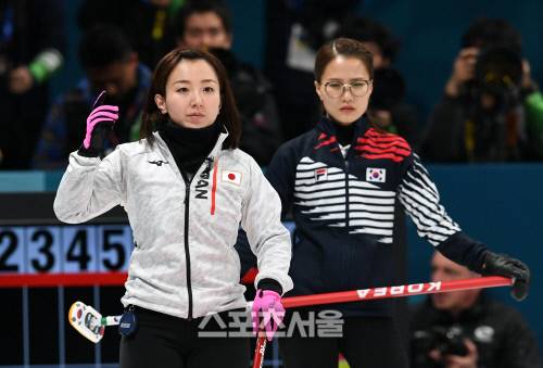 일본 후지사와 사츠키(왼쪽)와 한국 김은정이 2월23일 강릉컬링센터에서 열린 2018 평창 동계올림픽 여자 컬링 준결승 한일전에서 스톤 방향을 지켜보고 있다. 강릉 | 박진업기자