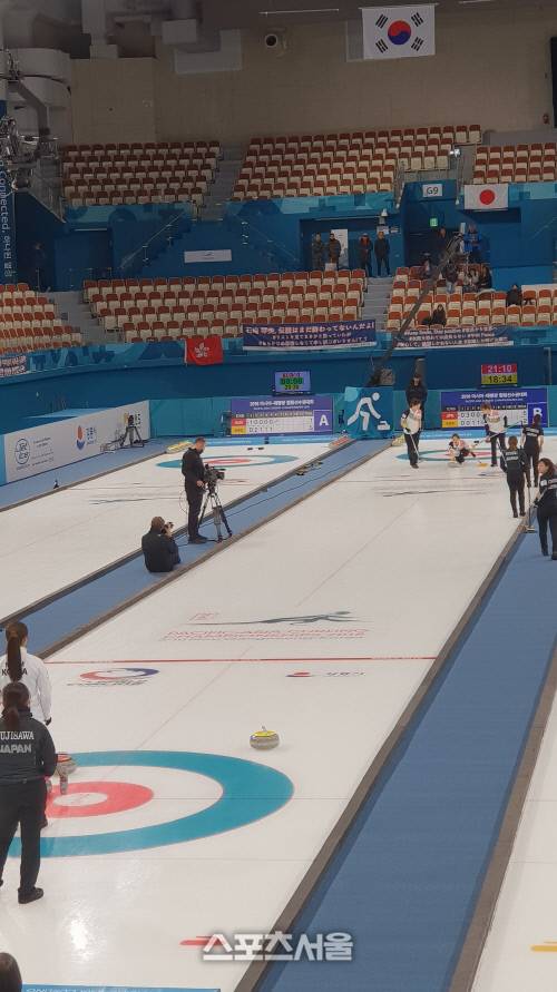 한국과 일본 여자 컬링대표팀이 8일 강릉컬링센터에서 열린 ‘2018 아시아 태평양 컬링선수권대회 예선에서 경기하고 있다. 강릉 | 김현기기자