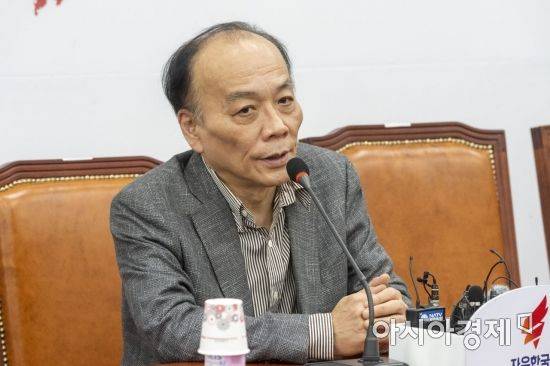 전원책 자유한국당 조직강화특별위원이 4일 국회에서 기자회견을 갖고 있다./윤동주 기자 doso7@