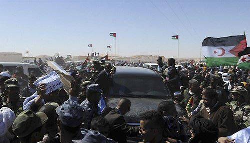 지난 2016년 3월 5일 알제리 틴도프 인근의 난민캠프에 반기문 당시 유엔 총장이 탄 차량이 도착하고 있다. 반 총장은 폴리사리오 전선 지도자를 만나 서사하라 지역의 분쟁 해결을 촉구했다. AP 연합뉴스 자료사진