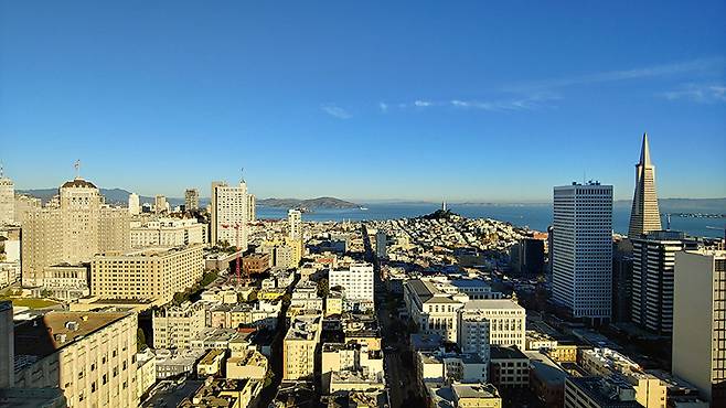 초광각 카메라는 풍경을 시원하게 담고자 할 때 이점이 있다.