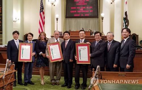 '도산 안창호의 날' 결의안 캘리포니아 주 의회 하원 통과 (로스앤젤레스=연합뉴스) 옥철 특파원 = 지난 13일 미국 캘리포니아 주 의회 하원에서 도산 안창호의 날 결의안이 만장일치로 통과됐다. 공동 발의자 등이 결의안을 들고 기념촬영을 하고 있다. [LA 총영사관 제공] oakchul@yna.co.kr