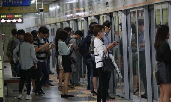 출근하기 위해 지하철을 기다리고 있는 시민들. / 사진=연합뉴스