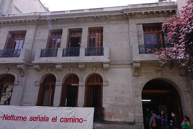 피노체트&nbsp;정권의&nbsp;비밀감옥으로&nbsp;사용했던&nbsp;번화한&nbsp;거리의&nbsp;평범한&nbsp;건물인&nbsp;‘론드레스&nbsp;38번지’.&nbsp;건물&nbsp;들머리에&nbsp;‘기억의&nbsp;장소’라는&nbsp;펼침막이&nbsp;걸려&nbsp;있다.&nbsp;조용환&nbsp;변호사&nbsp;제공