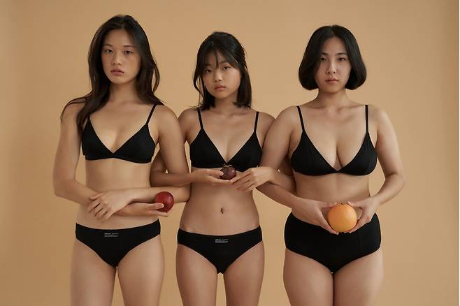 속옷 브랜드 '비브비브' 화보 속 박이슬씨(오른쪽)의 모습. /사진=비브비브