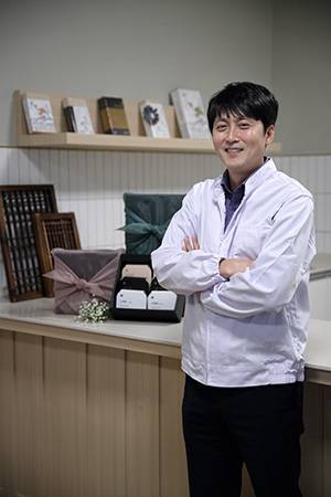 ⓒ시사IN 조남진 장종수 대표(아래)의 아버지 고 장석준은 수산물 제조 분야에서 단 한 명뿐인 대한민국 명장이었다.