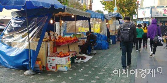 영등포 사거리 인근에 들어선 노점들이 한산한 모습을 보이고 있다.