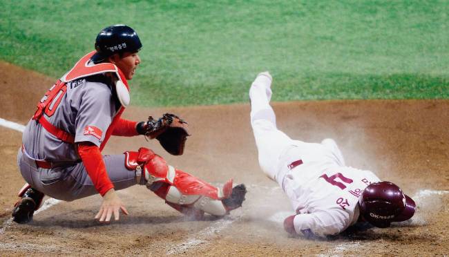 10월 30일 2018 KBO 플레이오프 3차전에서 넥센 히어로즈 김혜성이 몸을 던져 득점하는 모습. 잘 던지고 잘 칠수록 이런 역동적인 장면을 보기 어려워진다. [동아DB]