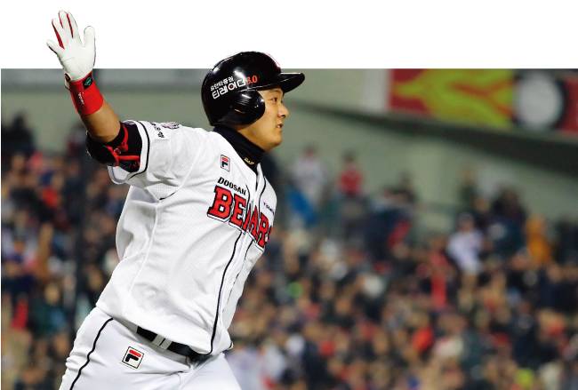 5일 오후 서울 잠실야구장에서 열린 2018 프로야구 신한은행 마이카 KBO 한국시리즈 2차전 SK 와이번스 대 두산 베어스의 경기, 4회말 노아웃 주자 2루에서 두산 최주환이 투런 홈런을 치고 기뻐하고 있다. [뉴시스]