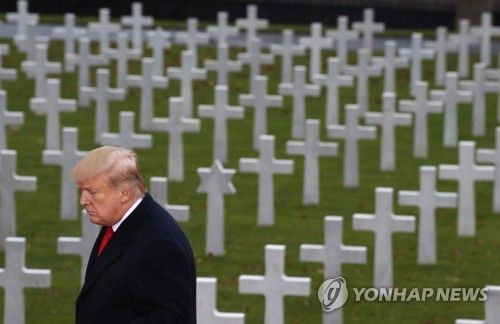 도널드 트럼프 미국 대통령이 11일(현지시간) 프랑스 파리 외곽에 있는 한 미군묘지에서 묘역 사이를 걷는 모습 (AP=연합뉴스)