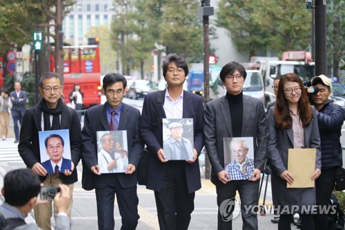 신일철주금 항의방문하는 한일 시민단체·강제징용 피해자측 변호인       (도쿄=연합뉴스) 김병규 특파원 = 한국과 일본의 시민단체 활동가와 강제징용 소송 피해자측 변호인이 12일 한국 대법원의 손해배상 판결 이행을 촉구하는 요청서를 들고 도쿄 신일철주금 본사를 방문하고 있다. 왼쪽부터 야노 히데키 강제연행·기업 책임추궁 재판 전국 네트워크 사무국장, 태평양전쟁피해자보상추진협의회 김민철 집행위원장, 김진영 민족문제연구소 연구원, 임재성 변호사, 김세은 변호사. 2018.11.12      bkkim@yna.co.kr  (끝)
