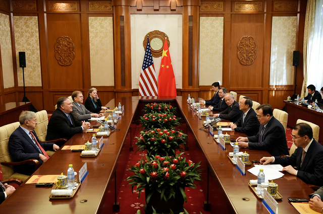 중국을 방문한 마이크 폼페이오 미국 국무장관과 양제츠 중국 공산당 외교담당 정치국원이 2018년 10월8일 베이징 댜오위타이에서 양국 현안들과 북핵 문제에 대해 회담하고 있다. REUTERS