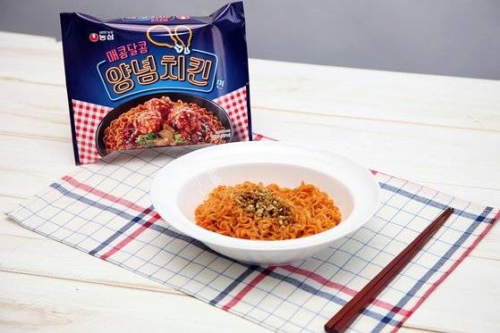 양념치킨 소스와 라면을 결합한 농심의 양념치킨면은 매니아층을 형성하며 봉지면과 용지면 모두 인기를 끌고 있다. [사진 농심]