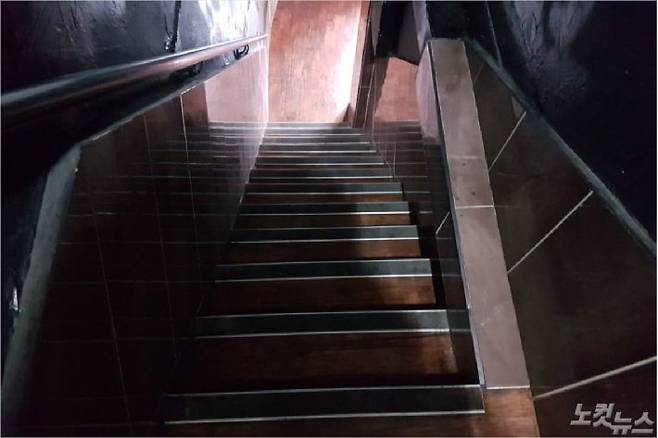 박씨네 고시원 계단. 한낮에도 빛이 잘 들지 않는다.