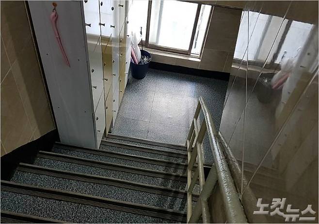 정씨가 사는 고시원 계단은 사물함에 공간을 빼앗기고 있다.