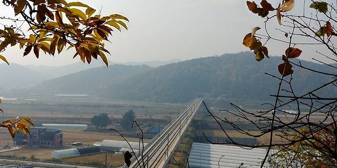 세종시 금남면 발림봉 장재터널 위에서 본 세종역 후보지. 세종은 2025년까지 이 다리와 주변에 세종역 설치를 추진하고 있다. 오윤주 기자
