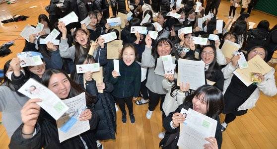 2019학년도 수능시험 예비소집일인 14일 경북 포항시 북구 장성고등학교에서 수험생들이 수험표를 들고 수능 대박을 외치고 있다. [뉴스1]