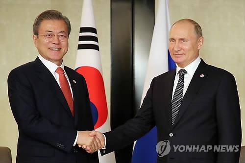 문 대통령과 푸틴 대통령 악수 (싱가포르=연합뉴스) 황광모 기자 = 아세안 정상회의에 참석중인 문재인 대통령과 블라디미르 푸틴 러시아 대통령이 14일 오후 싱가포르 샹그릴라 호텔에서 만나 악수하고 있다. 2018.11.14  hkmpooh@yna.co.kr