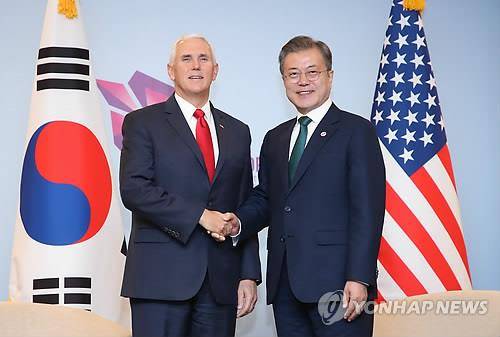 펜스 미 부통령과 악수하는 문 대통령 (싱가포르=연합뉴스) 황광모 기자 = 아세안 정상회의 참석 중인 문재인 대통령과 마이크 펜스 미 부통령이 15일 오전(현지시간) 싱가포르 선텍(Suntec) 컨벤션 센터에서 만나 악수하고 있다.  hkmpooh@yna.co.kr
