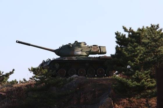 13일 북한이 보이는 심청각 전망대. 오래전 쓰던 전차가 북쪽을 향해 전시되어 있다. [사진 박용한]