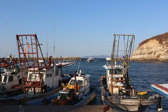 13일 백령도 가장 북쪽에 위치한 두무진 포구. 조업을 마친 어선이 돌아오고 있다. [사진 박용한]
