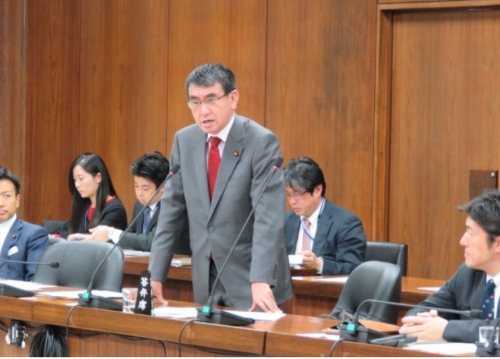 고노 다로 일본 외무상이 14일 일본 중의원 외무위에서 대법원의 강제징용 피해자 배상판결과 관련한 고쿠타 게이지 중의원 의원 질의에 답변하고 있다. 고쿠타 게이지 의원 홈페이지