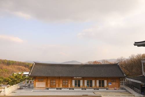 용인 문수산 자락의 법륜사는 저 아래 속세가 한눈에 바라보인다.(성연재)