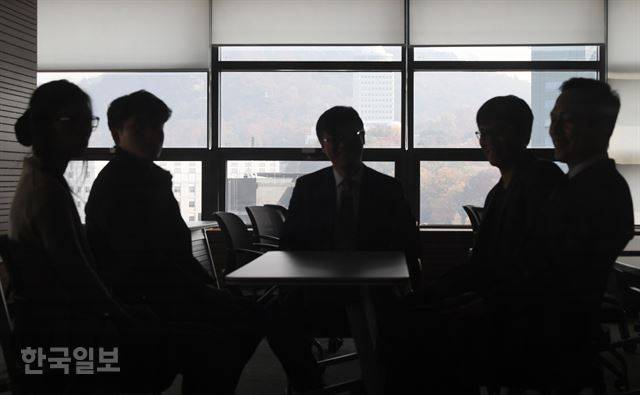 한국일보는 5일 서울 중구 세종로 본사 사옥에서 로스쿨 10년 기념 집담회를 열었다. 자유로운 발언을 위해 일부 참석자는 익명으로 참여했다. 왼쪽부터 오탈누나, 박강훈 전국로스쿨학생협의회 회장, 최승재 전 경북대 로스쿨 교수, 정선균 메가로이어스 교수, 김로변. 사진 홍인기 기자