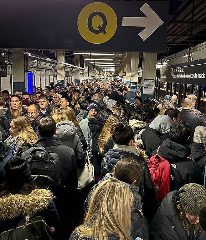 출, 퇴근길에 지하철역에 몰린 승객들로 뉴욕 타임스퀘어역이 붐비고 있다. [AP=연합뉴스]