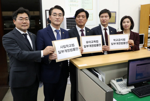 조승래 교육위원회 간사를 비롯한 더불어민주당 교육위원들이 지난 10월23일 국회 의안과에 유치원 비리근절 3법 법안을 제출하고 있다. 왼쪽부터 박찬대, 박용진, 조승래, 김해영, 박경미 의원. 연합뉴스