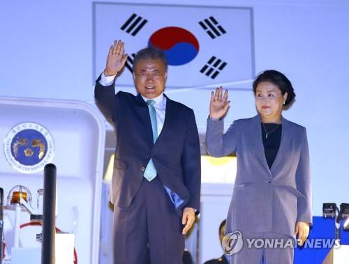 문 대통령, APEC위해 파푸아뉴기니 도착 (포트모르즈비[파푸아뉴기니]=연합뉴스) 배재만 기자 = 문재인 대통령과 부인 김정숙 여사가 16일 오후 아시아태평양경제협력체(APEC) 회의에 참석하기 위해 파푸아뉴기니 포트모르즈비 잭슨 국제공항에 도착, 인사하고 있다. 2018.11.16      scoop@yna.co.kr  (끝)
