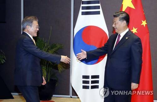 다시만난 한-중 정상      (포트모르즈비[파푸아뉴기니]=연합뉴스) 배재만 기자 = 아시아태평양경제협력체(APEC) 정상회의 참석차 파푸아뉴기니를 찾은 문재인 대통령이 17일 오후 포트모르즈비 시내 스탠리 호텔에서 시진핑(習近平) 중국 국가주석을 만나 정상회담을 하고 있다. 문 대통령이 시 주석과 정상회담을 하는 것은 취임 후 네 번째로, 작년 12월 중국 국빈방문 때에 이어 11개월 만이다. 2018.11.17      scoop@yna.co.kr  (끝)