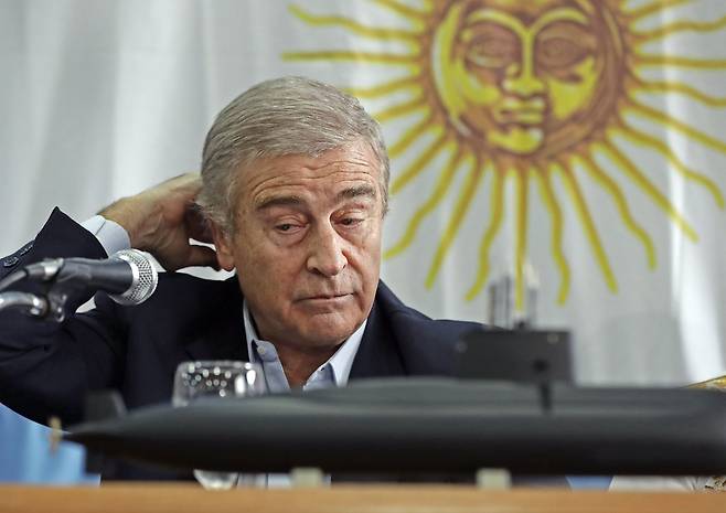 카를로스 아과드 국방장관이 17일 기자회견 도중 난처한 표정을 짓고 있다. [ AFP=연합뉴스]