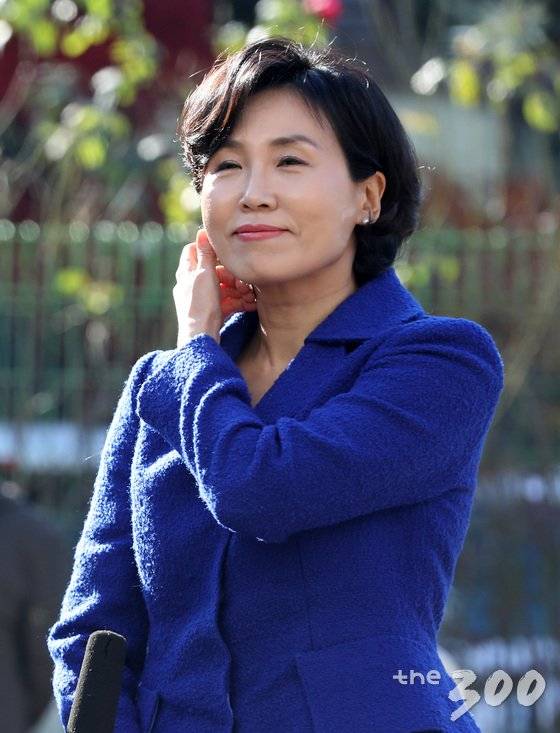 이재명 경기도지사의 부인 김혜경 씨가 '혜경궁 김씨' 트위터 계정 소유주 논란 관련 2일 오전 경기도 수원시 경기남부지방경찰청에 피고발인 신분으로 재출석하고 있다. '혜경궁 김씨' 사건은 지난 6·13 지방선거의 더불어민주당 경기도지사 경선 후보였던 전해철 의원이 지난 4월 트위터 계정인 '@08__hkkim'이 자신과 문재인 대통령에 대해 악의적인 글을 올렸다며 경기도선거관리위원회에 고발하면서 불거졌다. 이후 김 씨는 지난달 24일 1차 출석해 경찰 측에 비공개 수사를 요청했으나, 조사 중 일부 언론에 공개되면서 수사팀에 항의한 후 귀가 했다. 2018.11.2/뉴스1 <저작권자 © 뉴스1코리아, 무단전재 및 재배포 금지>