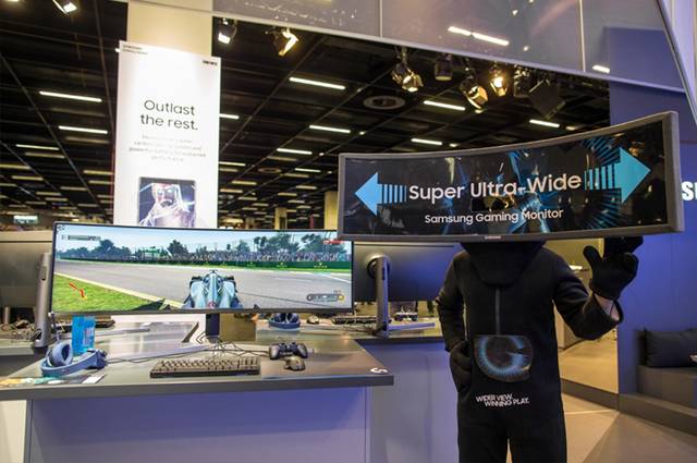 삼성전자가 ‘게임스컴 2018’에서 공개한 49형 커브드 게이밍 모니터 CHG 90. 사진=삼성디스플레이 제공