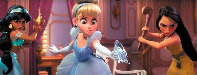 디즈니 애니메이션 ‘주먹왕 랄프2: 인터넷 속으로(Ralph breaks the Internet)’ 예고편에서 신데렐라(가운데)가 유리 구두를 깨서 침입자를 위협하는 장면. /월트디즈니픽처스