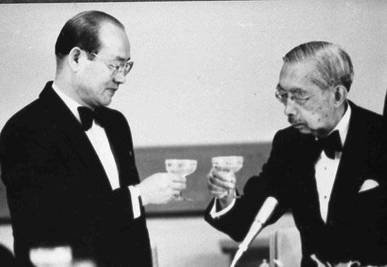 1984년 일본을 방문한 전두환 대통령이 히로히토 일왕이 주최한 만찬에서 건배하고 있다. [중앙포토]