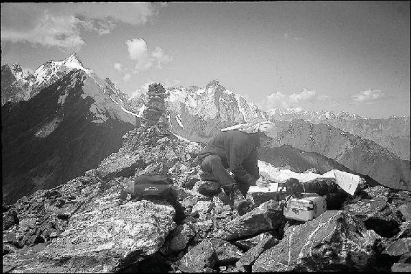 [월간산]파키스탄 카라코룸 탐사 중인 김창호 대장. 이때 남긴 기록과 연구가 후의 등반에 밑거름이 된다.