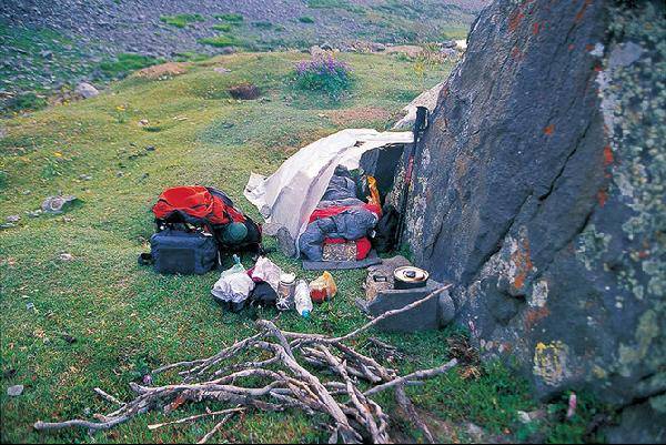 [월간산]2003년 파키스탄 대탐사 중 김창호 대장의 비닐로 급조한 캠프.