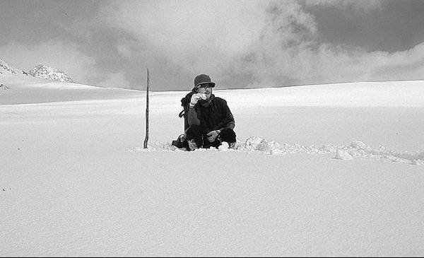 [월간산]2001년 힌두쿠시 탐사 도중 설원에서 휴식을 취하고 있는 김창호 대장.