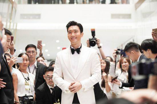 아이콘시암 쇼핑몰 오픈 행사에서 한류스타로 현지언론의 주목을 받은 최시원