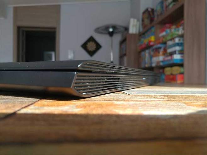 전면의 비스듬한 디자인을 통해 화면을 쉽게 열 수 있다