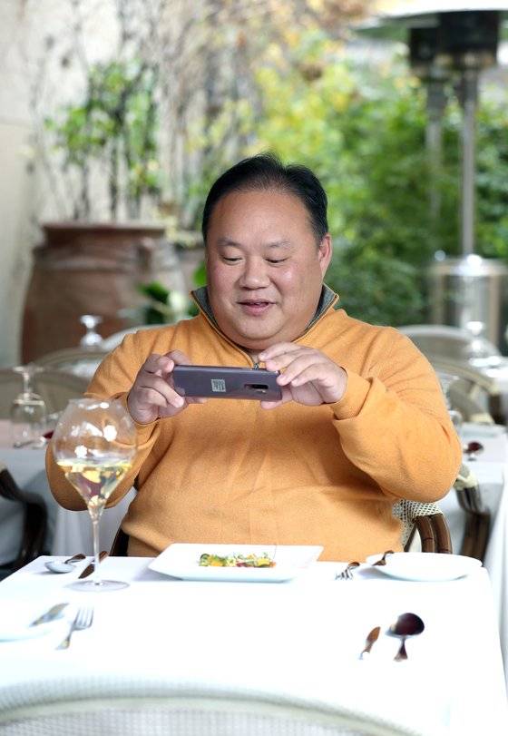 배동렬씨는 기업의 많은 영입 제안을 거절했다. 외식업 도전에 대해서는 "패러다임을 바꿀 수 있는 식당을 해야하지 않을까"라고 답했다. 최승식 기자