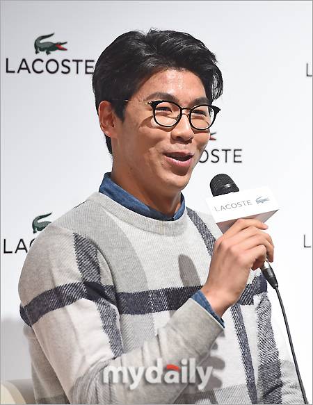 ▲ 정현 '까만 뿔테 쓰고 지적인 매력 뿜뿜'