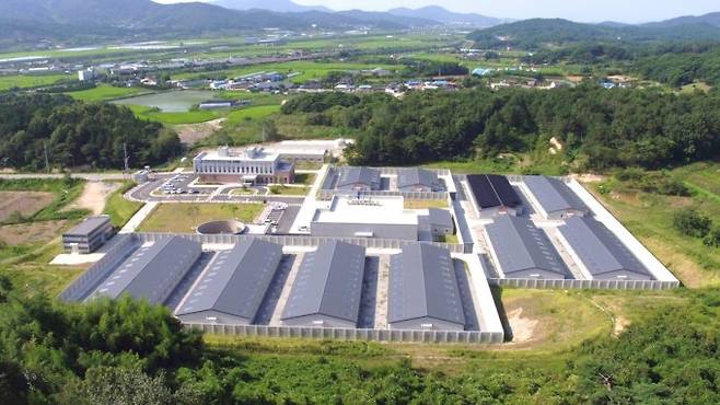 전북 정읍에 들어선 한국생명공학연구원 영장류자원지원센터 전경. 최대 3000마리의 영장류를 사육할 수 있다. 중앙부 왼쪽에 천장이 개방된 원통형 건물이 탈출한 원숭이를 풀어놨던 자연친화적 우리인 캐슬동이다. 울타리 높이가 7m에 이르지만 고압 전류가 흐르는 전선을 타고 암컷 원숭이 한 마리가 탈출했다. 해당 원숭이는 탈출 13일 만인 19일 안전하게 구조됐다. - 연합뉴스